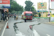 Dihantam Truk, Mobil...