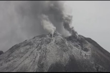 Sinabung Semburkan Awan...