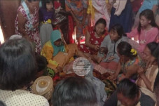 Mandi saat Hujan, Gadis...
