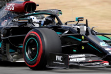 Valtteri Bottas Kalahkan...