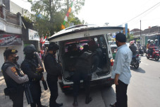 Polisi Bersenjata Lengkap...
