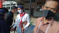 Hari Kemerdekaan, Ratusan...