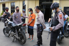 Heroik, Emak-emak di...