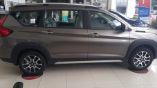 Suzuki XL7 Laku di Dalam,...