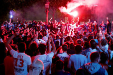 Ribuan Fans Gelar Pesta...