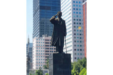 Sore Ini, Patung Jenderal...