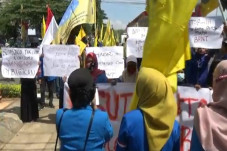 Protes Mafia Bantuan...
