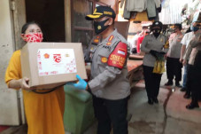 Mabes Polri Salurkan...