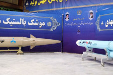 Iran Pamer Rudal Baru,...