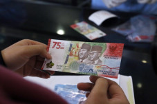Mau Tukar Uang Rupiah...