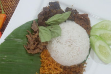 Mencicipi Nasi Krawu...