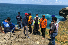 Digulung Ombak Pantai...