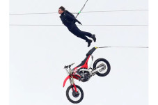 Tom Cruise Tantang Maut,...