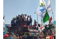 Bubarkan Diri, Aksi...