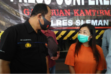 Suami Ditahan, Ibu Rumah...