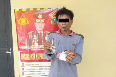 Asyik Isap Ganja di...