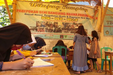 Ketua RW di KBB Berikan...