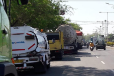 Warga Protes Truk Parkir...