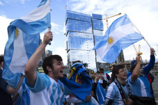 Warga Argentina Restui...