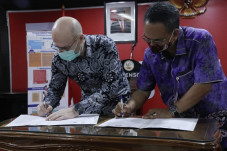 Kemensos Terima Bantuan...
