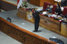 DPR Sahkan RUU Mahkamah...
