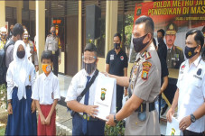 100 Siswa Dapat Bantuan...