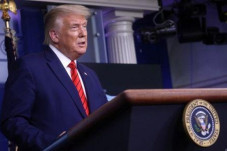 Trump Bela Remaja Bersenapan...