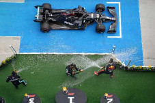 Hamilton Terpaut Dua...