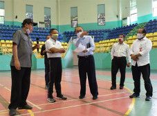 Menpora Sambangi GOR...