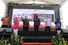 Luncurkan Bansos Beras,...