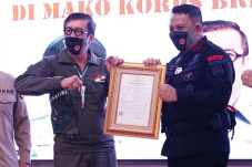 Menkumham Beri Sertifikat...