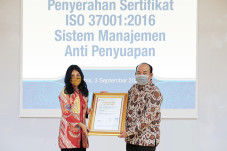 Peruri Terima Sertifikat...