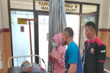 4 Wisatawan Digulung...
