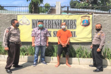 Lagi Dorong Sepeda Motor...