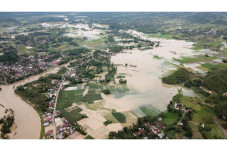 Sungai Harau Meluap,...