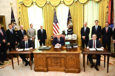 Trump Damaikan Serbia-Kosovo,...