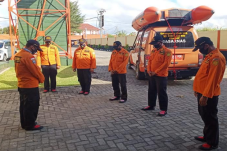 Cari Ikan, Nelayan Ini...