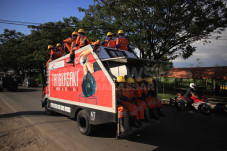 Truk Sampah Berstiker...