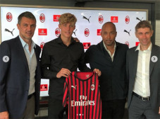 Resmi, AC Milan Rerkrut...