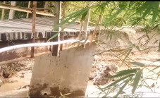 Banjir Robohkan Jembatan...