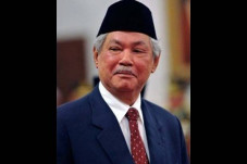 Mendiang Malik Fajar...