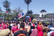 Di Gedung Sate, Gatot...