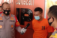 Tabrak dan Tikam Polisi,...
