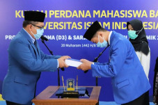 Kuliah Perdana UII,...