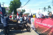 Warga Sukomulyo Demo...