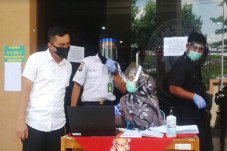 2 Hakim dan 7 Pegawai...