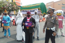 Setan Pocong Muncul...