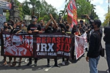 Jerinx SID Disidang,...