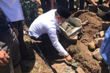 Hadiri Peletakan Batu...