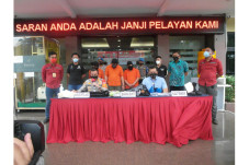Komplotan Perampok Berseragam...